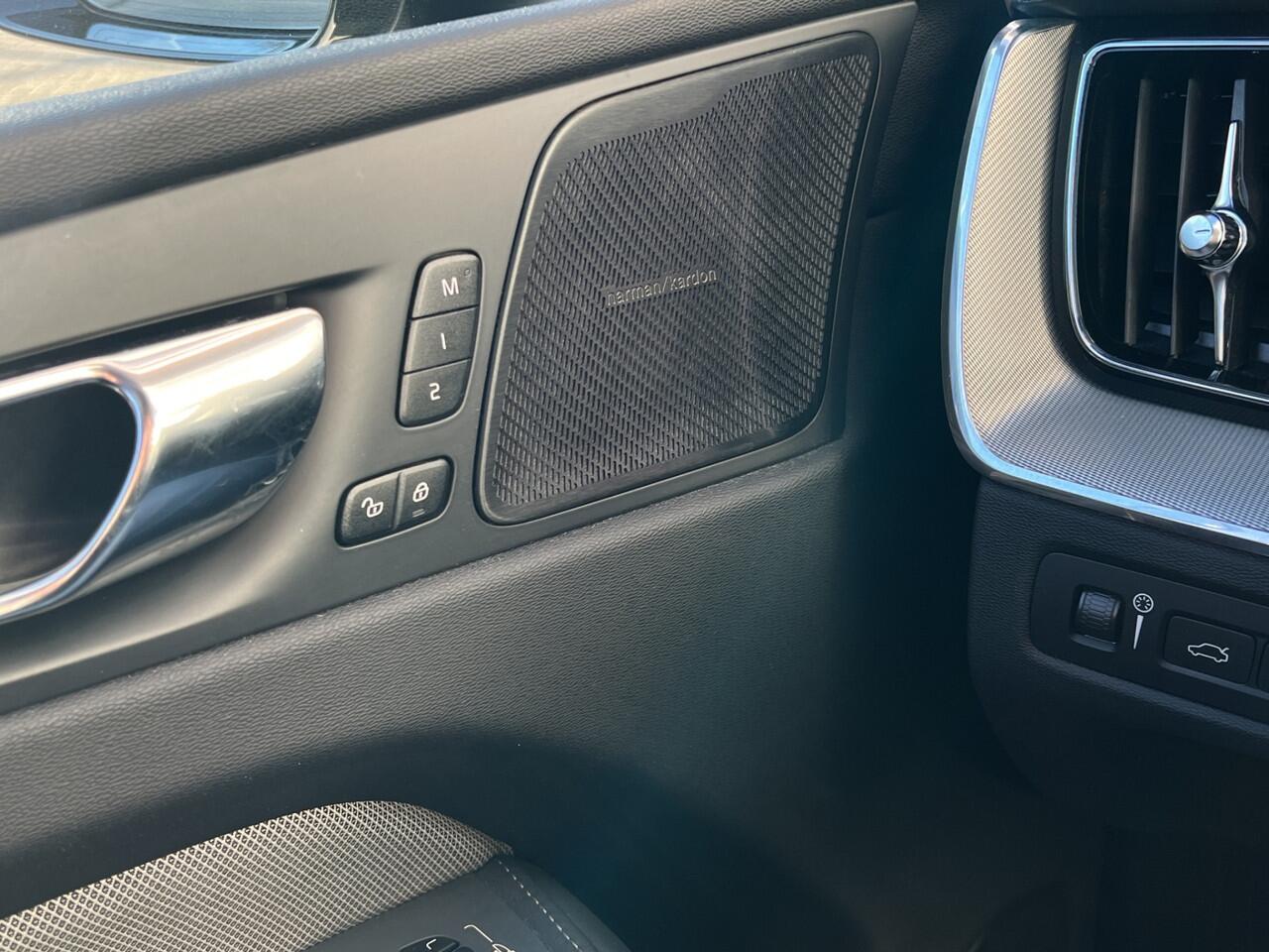 Volvo XC60 2.0 Recharge T8 AWD R-Design | Pano | Trekhaak | H&K | Adaptive |