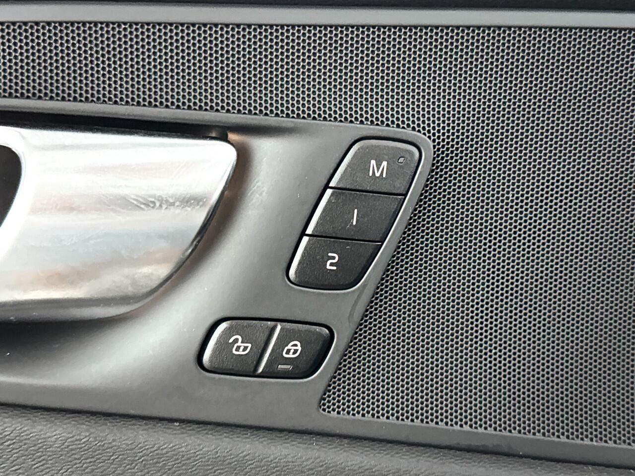 Volvo XC60 T6 Aut. Plug-in hybrid AWD Plus Dark | Panoramadak | 360° camera | Stoel- en stuurverwarming | Trekhaak