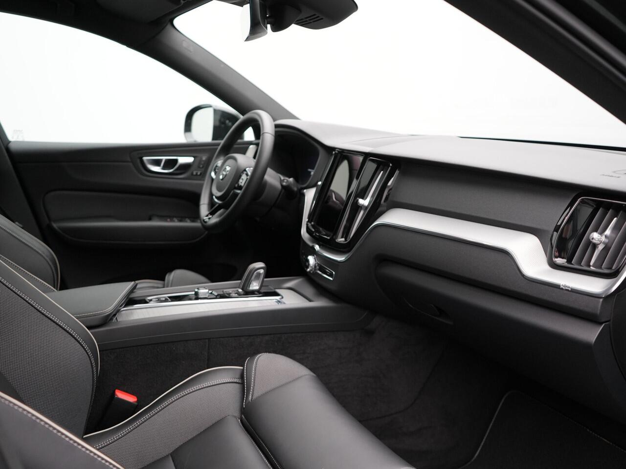 Volvo XC60 B4 R-Design Automaat 198pk Dealer O.H | Trekhaak Af Fabriek | Panodak | Camera | Lederen Sportstoelen Memory & Verwarmd | Cruise Control | Apple Carplay | Keyless | Google Assistant & Maps | Virtual | DAB |