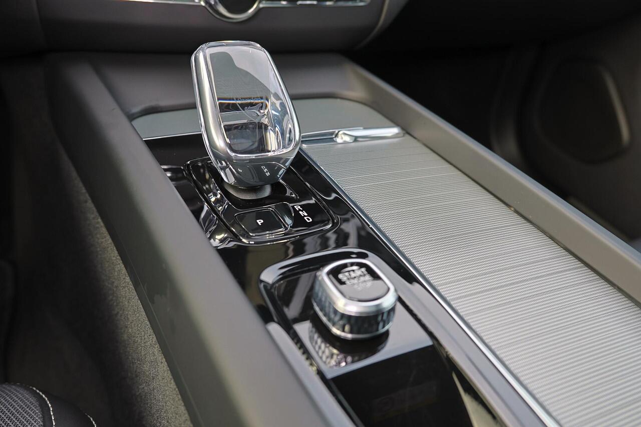 Volvo XC60 T6 Recharge AWD Plus Black Edition - Panorama/schuifdak - IntelliSafe Assist & Surround - Adaptieve LED koplampen - Parkeercamera achter - Verwarmde voorstoelen, stuur & achterbank - Parkeersensoren voor & achter - Elektr. bedienb. voorstoelen met geheuge