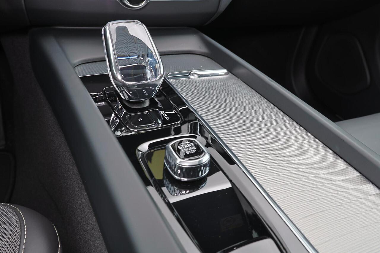 Volvo XC60 T8 AWD Polestar Engineered - Panorama/schuifdak - IntelliSafe Assist & Surround - 360º Camera - Bowers & Wilkins audio - Adaptieve LED koplampen - Verwarmde voorstoelen, stuur & achterbank - Parkeersensoren voor & achter - Elektr. bedienb. voorstoelen met