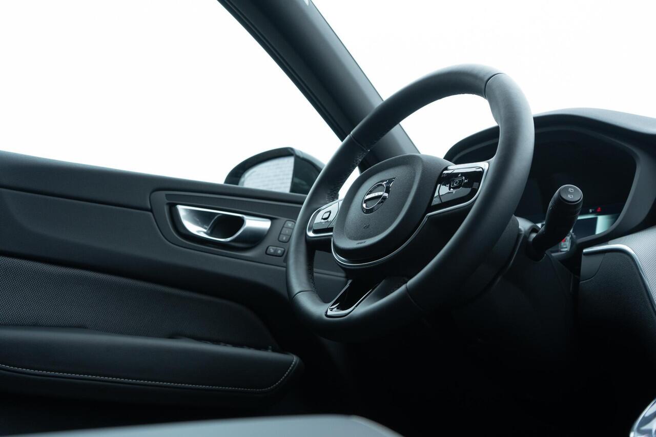 Volvo XC60 T6 Plug-in hybrid AWD Plus Black Edition | Long Range | Trekhaak | BLIS | Panoramadak | Adaptive cruise-control | 360° camera | Verw.stoelen V+A | Harman Kardon | Donker glas | 21" wielen