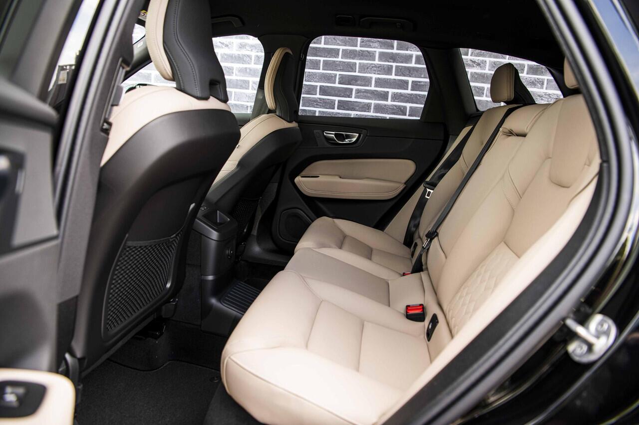 Volvo XC60 2.0 T6 Plug-in hybrid AWD Essential | Climate | Adaptive Cruise controle | Blis | Stoel + stuur verwarming | All season banden | Park Assist | Getint Glas |