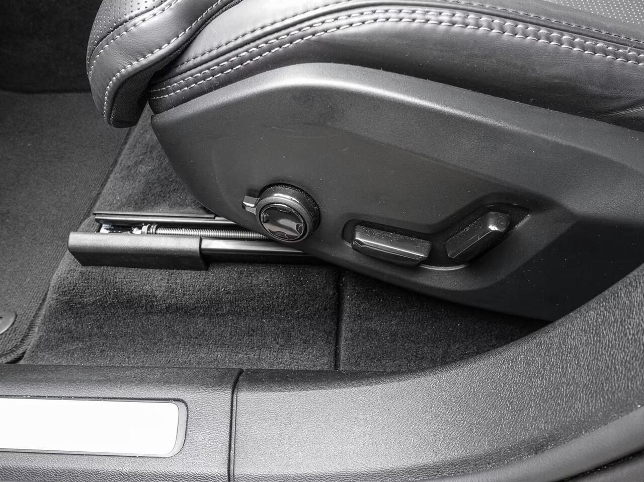 Volvo XC60 2.0 T8 Plug-in hybrid AWD ULTRA Dark (335kW/455PK) FULL OPTION (PANO / TREKH) ** 1e EIG - Ex VOLVO ** INFORMEER OOK NAAR ONZE AANTREKKELIJKE FINANCIAL-LEASE TARIEVEN **