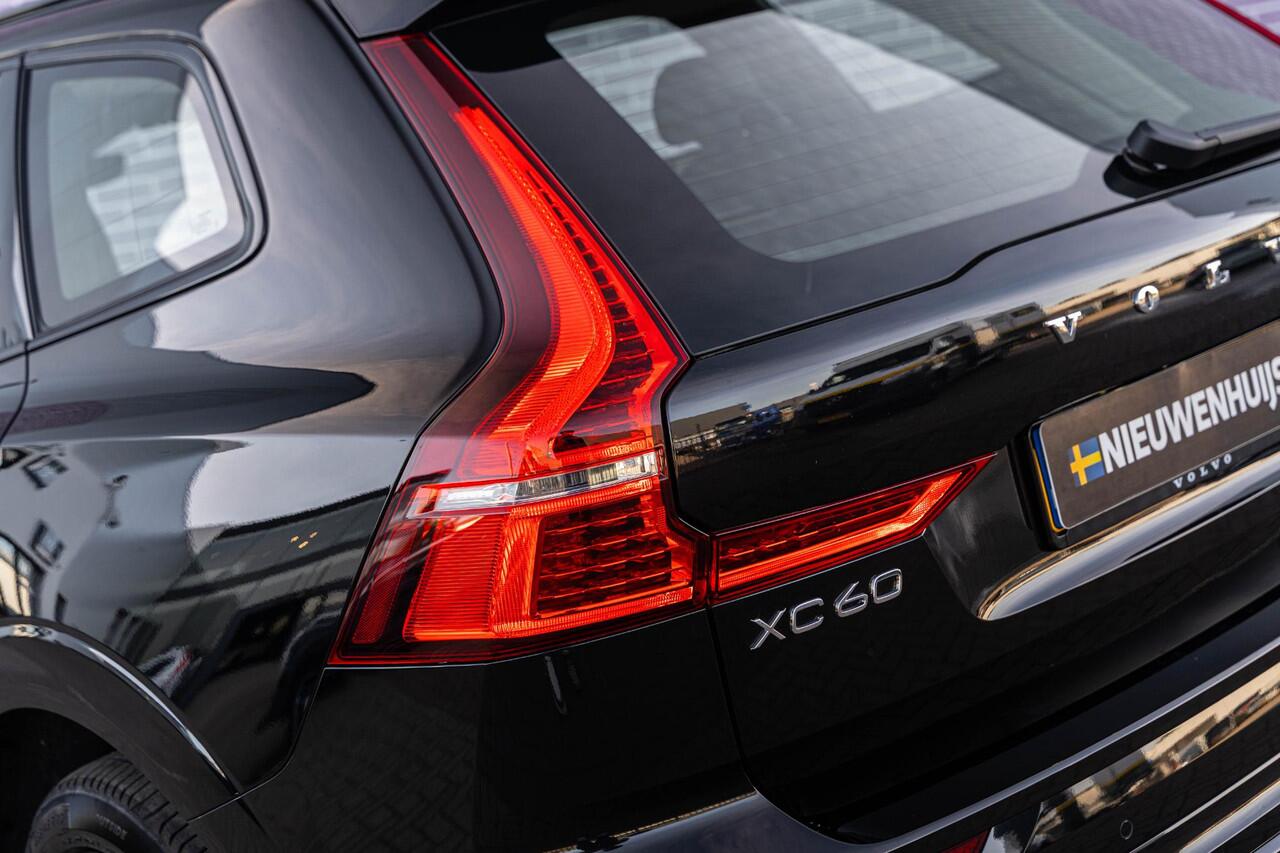 Volvo XC60 2.0 T6 Plug-in hybrid AWD Ultra Dark | Trekhaak | Harman Kardon Audio | Schuif- / Kanteldak | Stoel- / Stuurverwarming Voor + Achter | 360 Camera | Adaptive Cruise | Long Range | Google | Carplay | Dodehoekdetectie