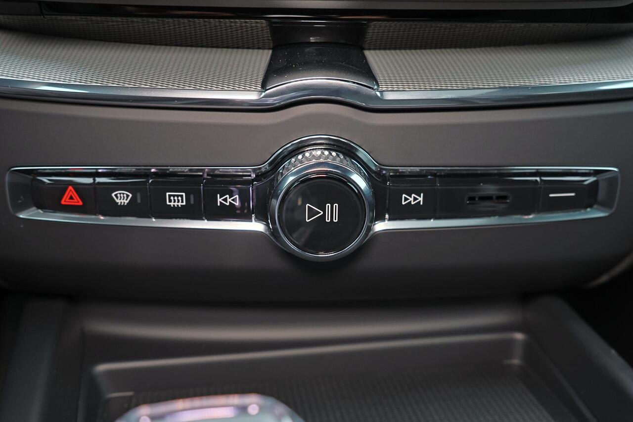 Volvo XC60 T6 Recharge AWD Plus Black Edition - Panorama/schuifdak - IntelliSafe Assist & Surround - 360º Camera - Harman/Kardon audio - Adaptieve LED koplampen - Verwarmde voorstoelen, stuur & achterbank - Parkeersensoren voor & achter - Elektr. bedienb. voorstoele