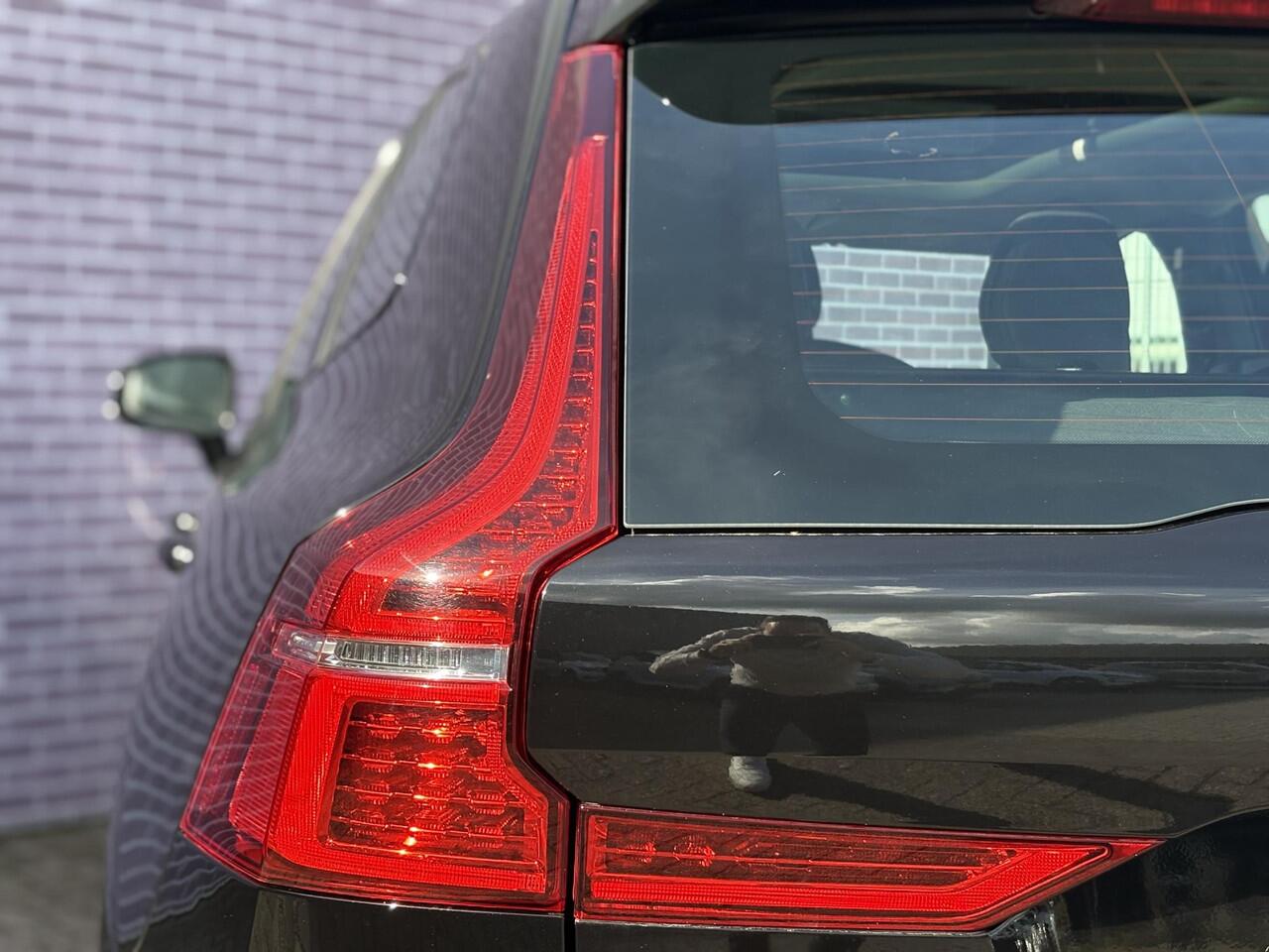 Volvo XC60 2.0 T6 Plug-in hybrid AWD Plus Dark | Adaptive cruise control | 360° camera | Trekhaak | Stoel- en stuurverwarming | Dode hoek detectie BLIS |