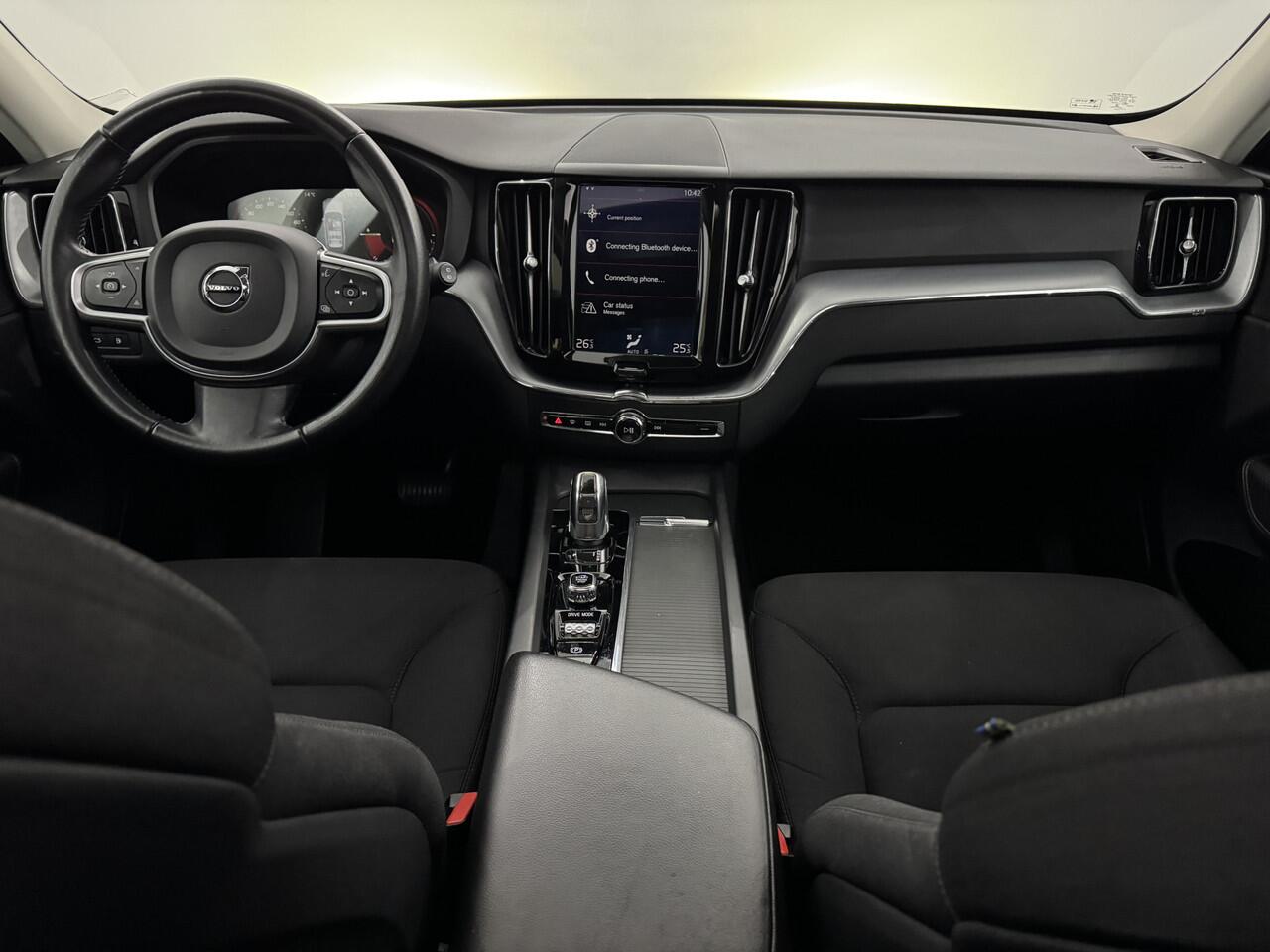 Volvo XC60 2.0 T8 Twin Engine AWD Momentum Pano, Parkeersensoren, Navi, Cruise control, Elektrische achterklep, Virtual desk