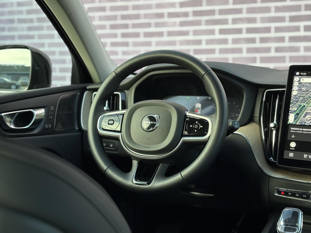 Volvo XC60 2.0 T6 Plug-in hybrid AWD Ultra Dark | FACELIFT !! | Trekhaak | Memory stoelen | Harman/Kardon | 360º Camera | Panorama-Schuifdak | Adaptieve Cruise controle | Blis | stoel + stuur verwarming |