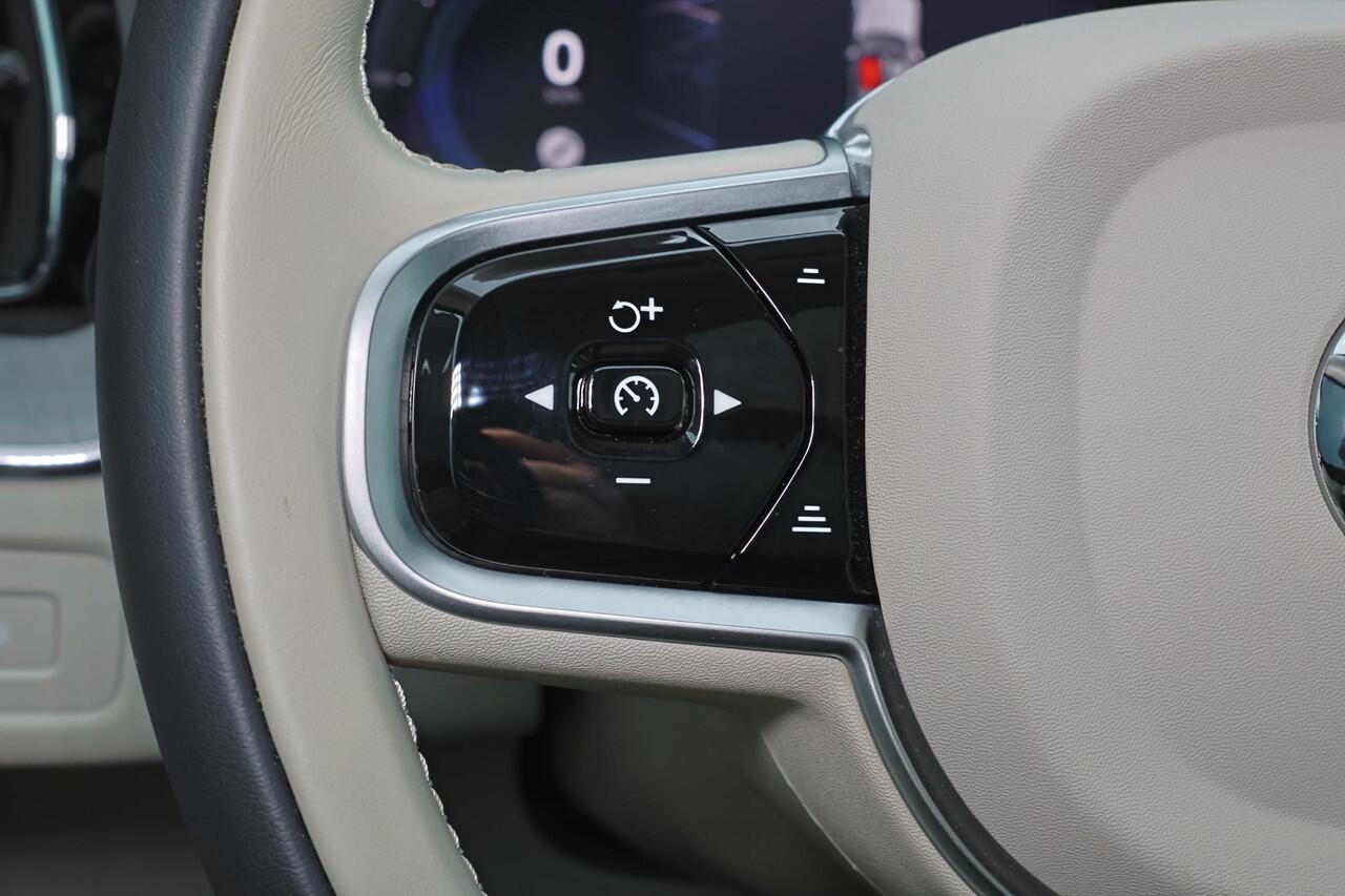 Volvo XC60 T6 Recharge AWD Plus Bright - Panorama/schuifdak - IntelliSafe Assist & Surround - Nappaleder - Stoelverwarming / -ventilatie - Parkeercamera achter - Parkeersensoren voor & achter - Elektr. bedienb. voorstoelen met geheugen - Draadloze tel. lader - Stand