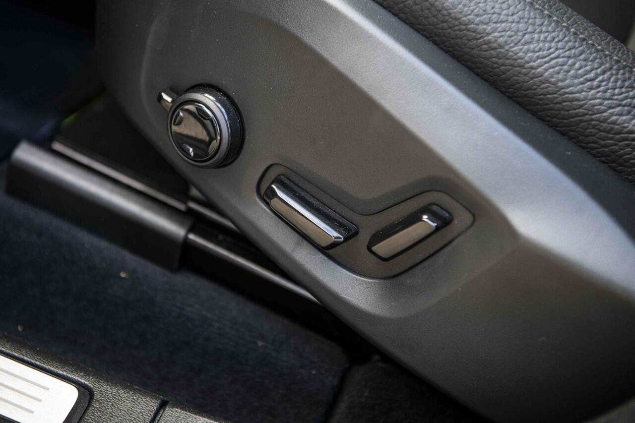 Volvo XC60 2.0 T6 Plug-in hybrid AWD Ultra Dark | Trekhaak | 360 Camera | Panoramadak | Adaptieve Cruise Control | Dode Hoek Detectie |