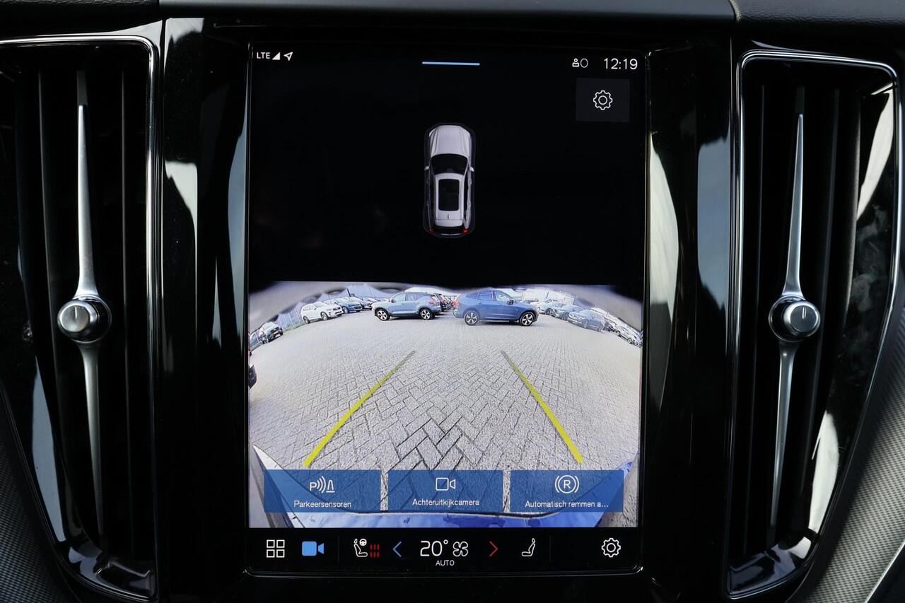 Volvo XC60 T6 Recharge AWD Plus Black Edition - Panorama/schuifdak - Adaptieve LED koplampen - Parkeercamera achter - Verwarmde voorstoelen, stuur & achterbank - Parkeersensoren voor & achter - Elektr. bedienb. voorstoelen met geheugen - Draadloze tel. lader - Cruis