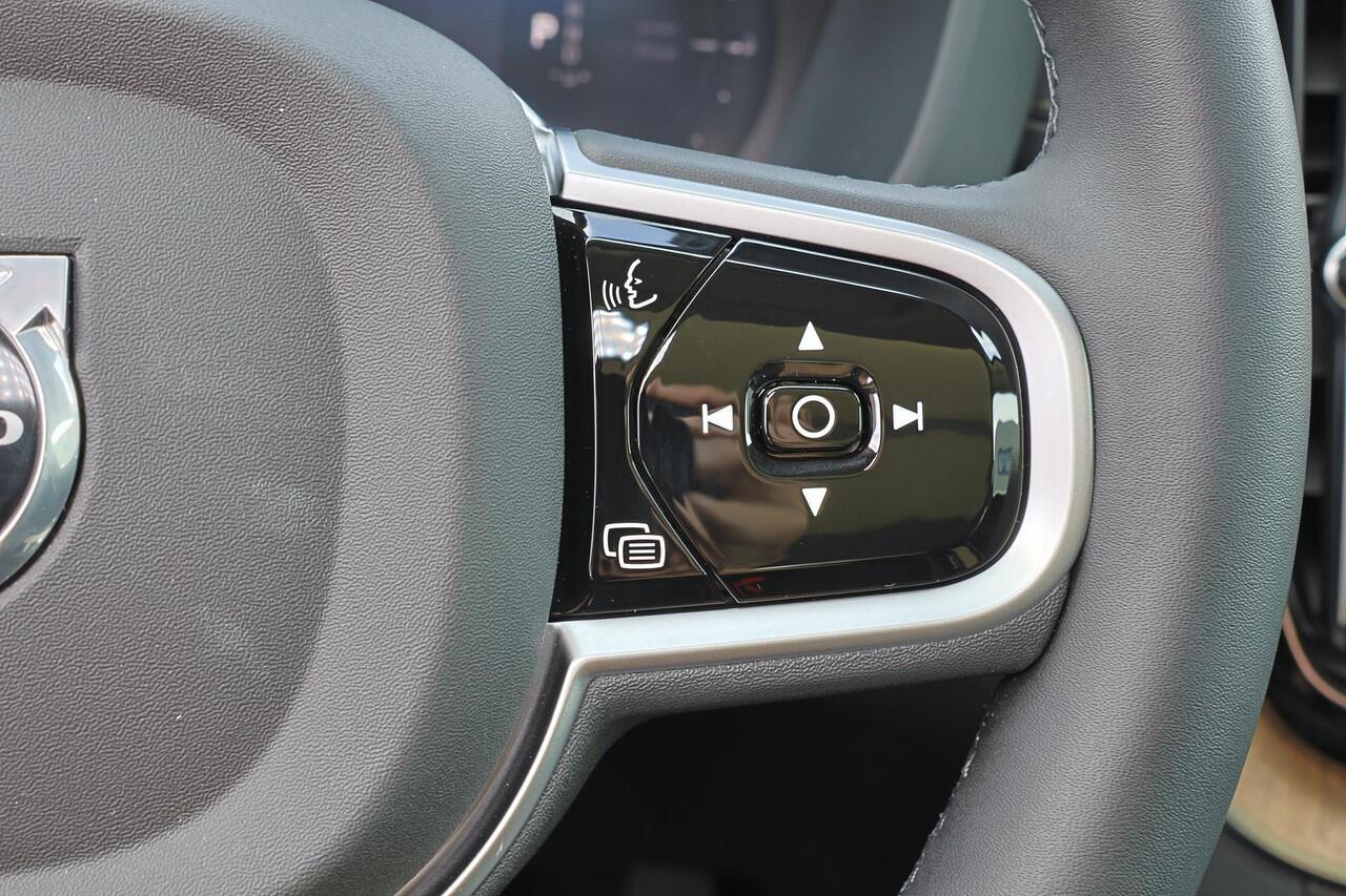 Volvo XC60 T8 Recharge AWD Ultra Dark - Panorama/schuifdak - IntelliSafe Assist & Surround - 360º Camera - Harman/Kardon audio - Adaptieve LED koplampen - Verwarmde voorstoelen, stuur & achterbank - Parkeersensoren voor & achter - Elektr. bedienb. voorstoelen met ge