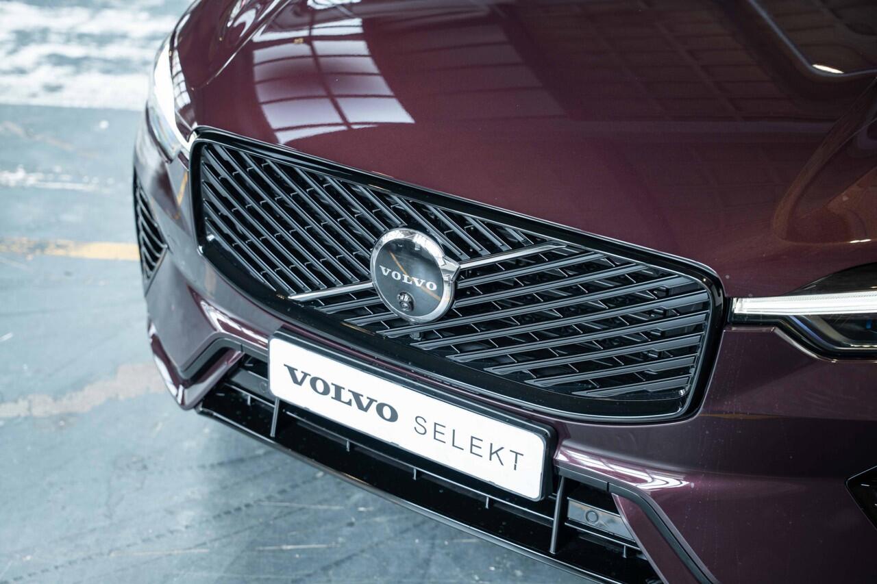 Volvo XC60 T6 Plug-in hybrid AWD Plus Dark | Panoramadak | Head-up display | Long range | Premium audio by Harman Kardon | 360° parkeercamera | Verwarmbare voorstoelen, achterbank en stuurwiel | Parkeersensoren voor + achter | Google infotainment | Parkeerverwarmin