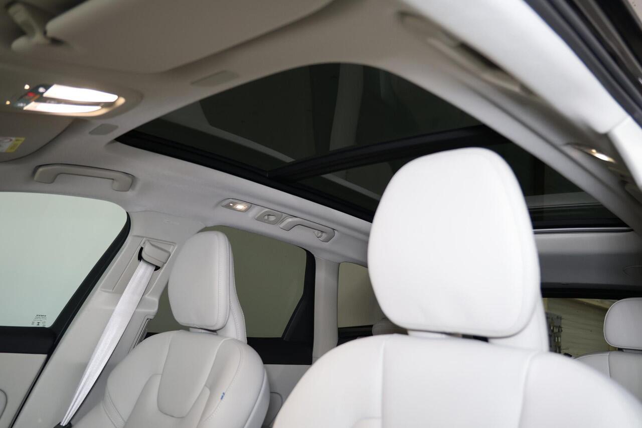 Volvo XC60 T8 Recharge AWD Ultra Dark - Panorama/schuifdak - IntelliSafe Assist & Surround - 360º Camera - Bowers & Wilkins audio - Adaptieve LED koplampen - Verwarmde voorstoelen, stuur & achterbank - Parkeersensoren voor & achter - Elektr. bedienb. voorstoelen met