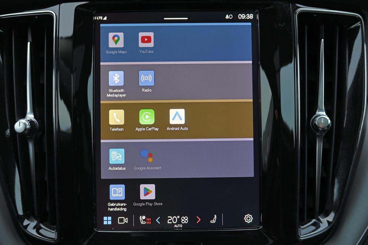 Volvo XC60 T6 Recharge AWD Core Bright - Panorama/schuifdak - IntelliSafe Assist - Adaptieve LED koplampen - Parkeercamera achter - Verwarmde voorstoelen, stuur & achterbank - Parkeersensoren voor & achter - Draadloze tel. lader - Standkachel - Extra getint glas - E