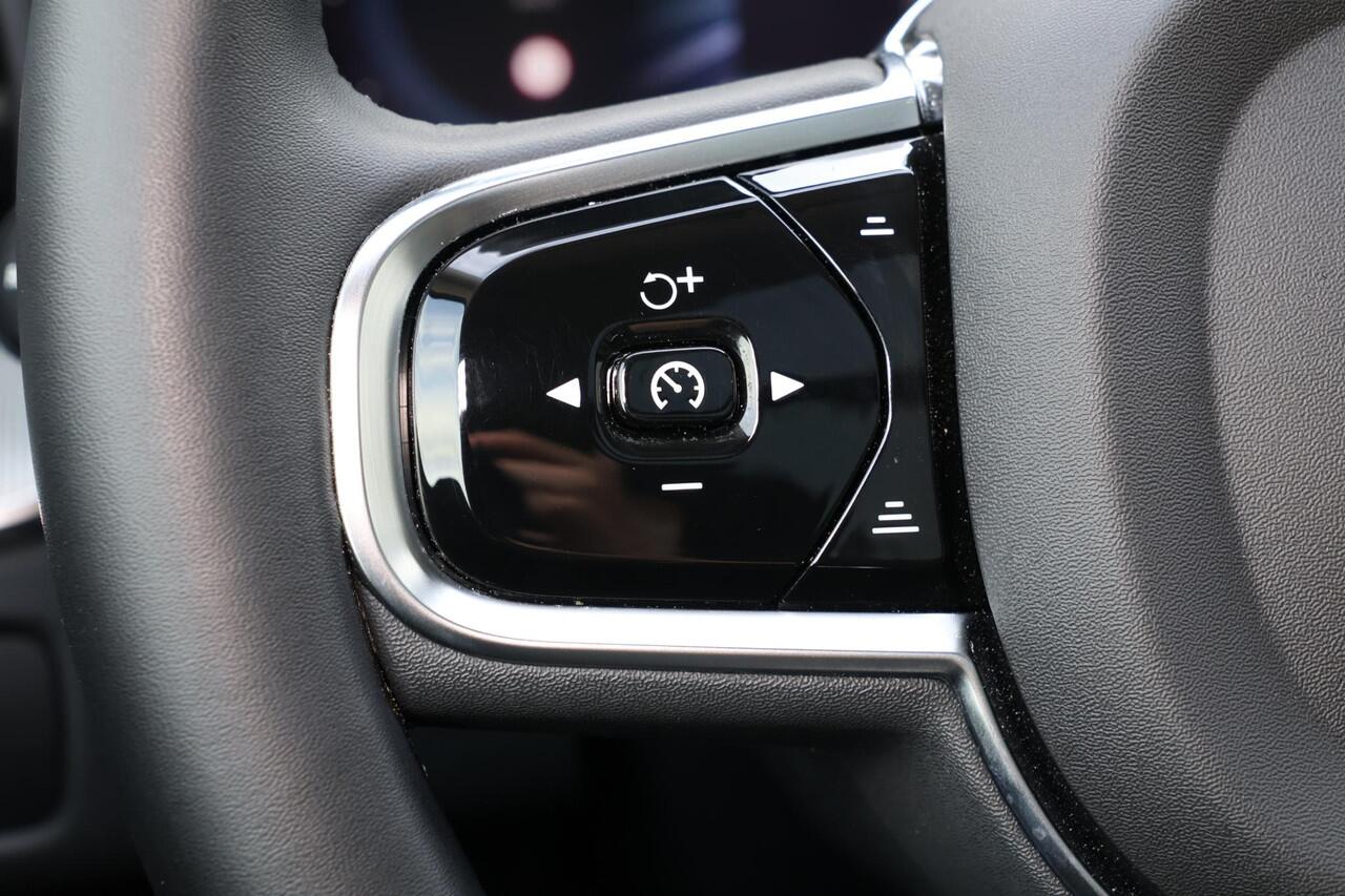 Volvo XC60 T8 Recharge AWD Plus Bright - Panorama/schuifdak - IntelliSafe Assist & Surround - 360º Camera - Verwarmde voorstoelen, stuur & achterbank - Parkeersensoren voor & achter - Elektr. bedienb. voorstoelen met geheugen - Draadloze tel. lader - Extra getint gl