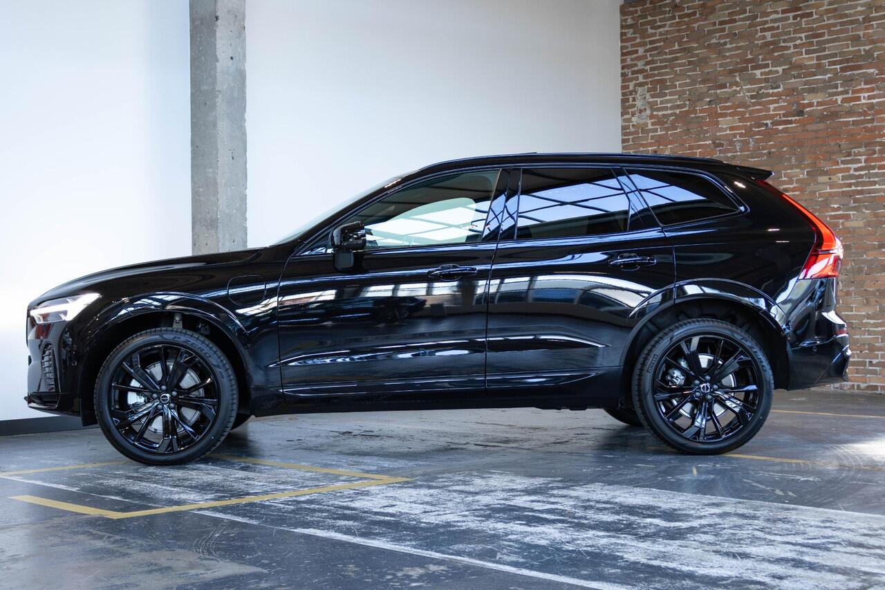 Volvo XC60 2.0 T6 Plug-in hybrid AWD Plus Black Edition | Verwacht Dec. 2025 | Luchtvering | Head-Up Display | 360º Camera | Schuif/Kantel-Panoramadak | Google Infotainment | 21" Lichtmetalen Wielen |