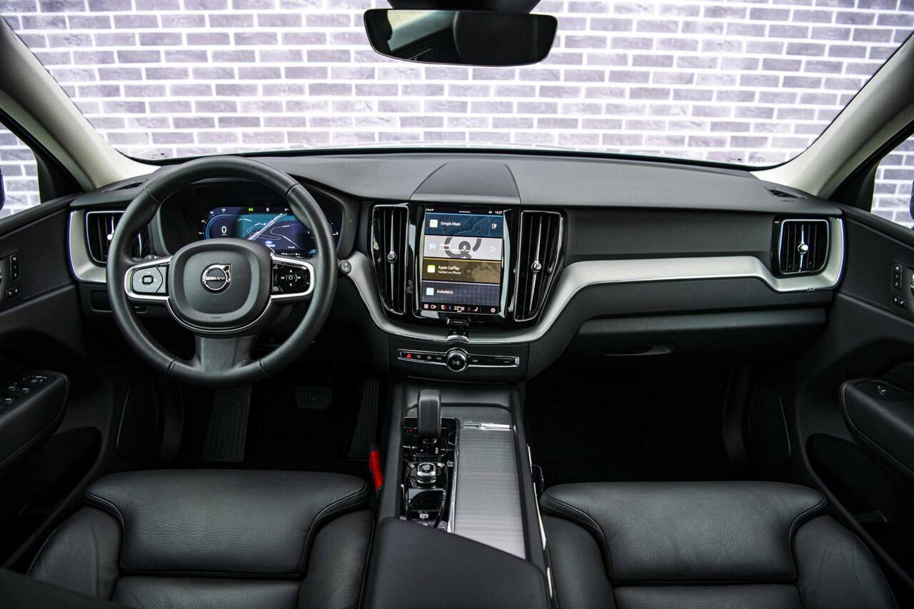 Volvo XC60 2.0 T6 Plug-in hybrid AWD Plus Dark | Trekhaak | Schuif/kanteldak | Rondomzicht camera | Dodehoek assistent | Stoel/Stuur verwarming |