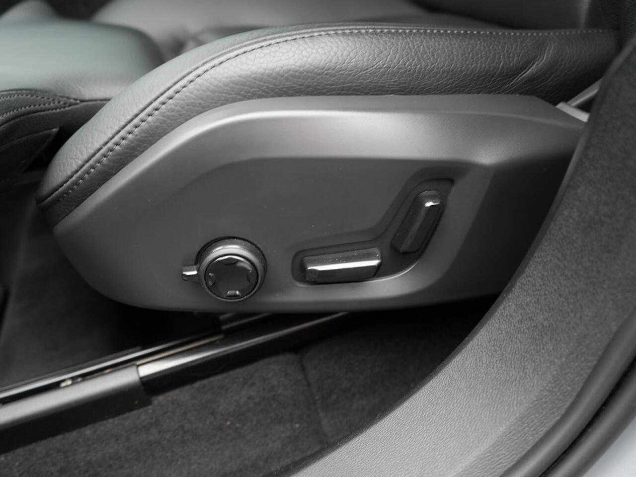 Volvo XC60 2.0 T8 Plug-in hybrid AWD Plus Dark Panoramadak