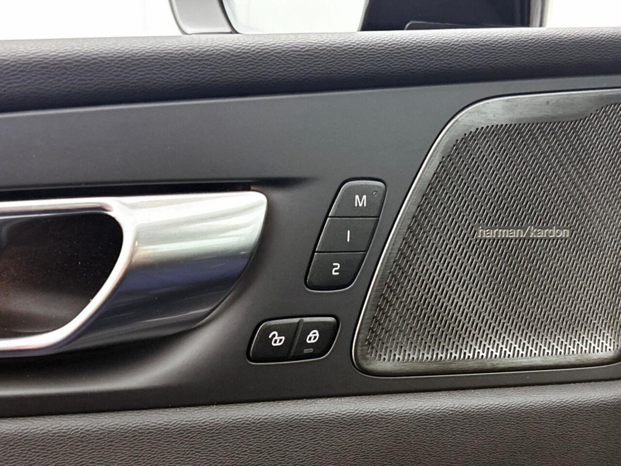 Volvo XC60 2.0 T6 AWD Ultra Dark | Leder | Panoramadak | Trekhaak |