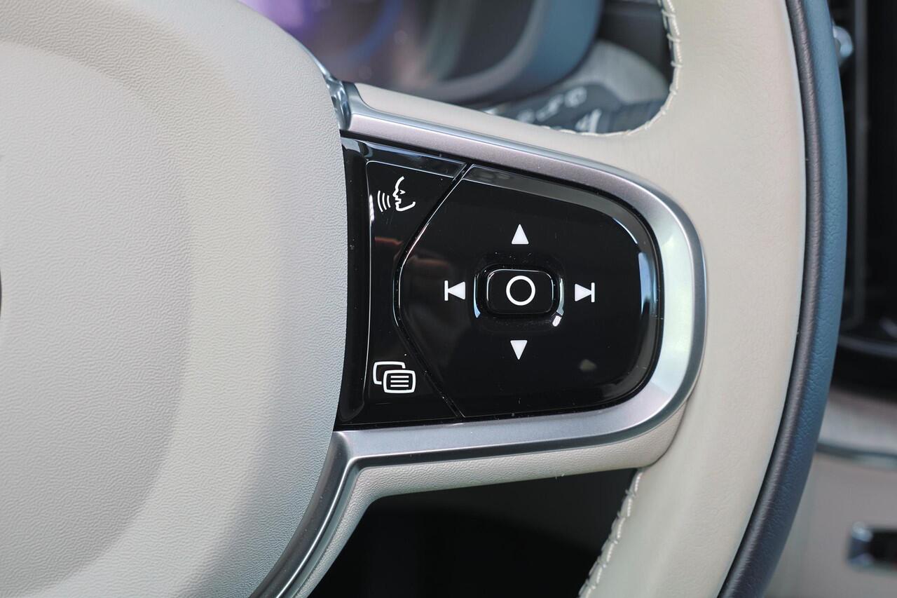 Volvo XC60 T8 Recharge AWD Ultra - Luchtvering - B&W Audio - Panorama/schuifdak - Massage&Ventilatie stoelen - IntelliSafe Assist & Surround - 360º Camera - Adaptieve LED koplampen - Verwarmde voorstoelen, stuur & achterbank - Elektr. bedienb. voorstoelen met geheug