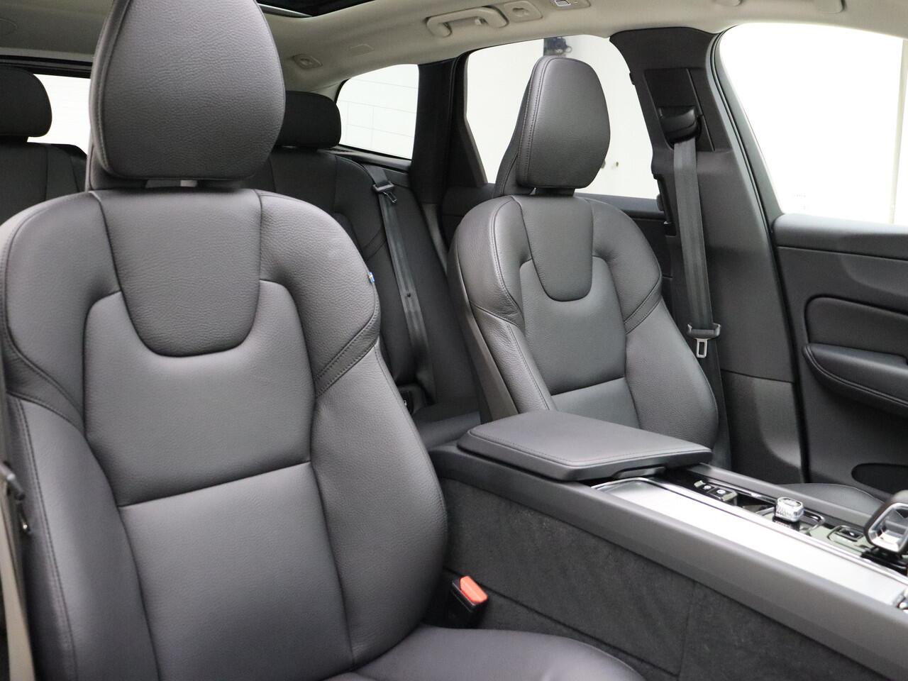 Volvo XC60 T8 455pk Plug-in hybrid AWD Ultra Dark / Panorama dak / Camera rondom / H&K audio / Stoelen met geheugen / Stoel/- en stuurverwarming /