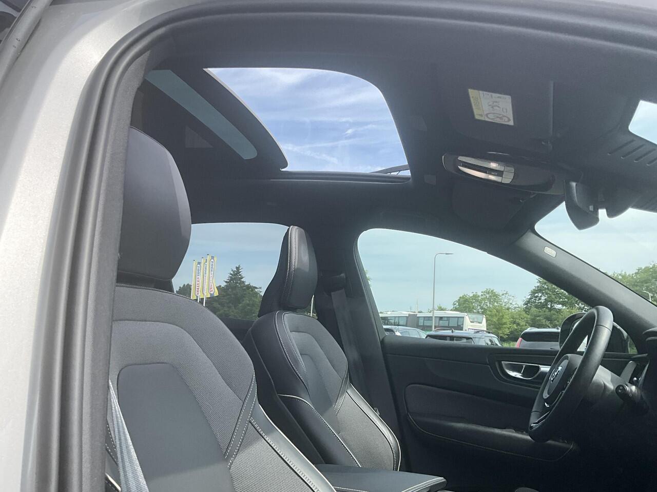 Volvo XC60 2.0 T6 Plug-in hybrid AWD Plus Dark Zwarte Hemel