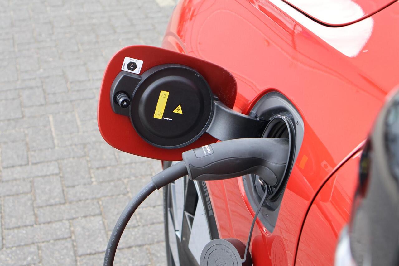 Volvo XC60 T6 Plug-in hybrid AWD Ultimate Dark | Luchtvering | Head-up display | Elektr. Trekhaak