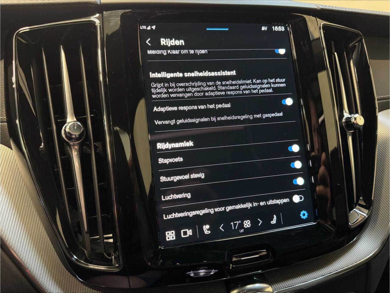 Volvo XC60 2.0 T8 Plug-in hybrid AWD Ultra Black Edition | Luchtvering | Bowers & Wilkins | Head Up | Trekhaak