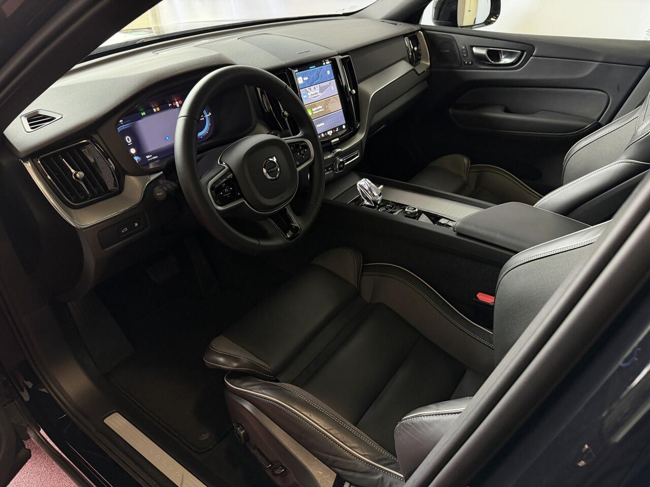 Volvo XC60 2.0 T6 350 PK PHEV AWD PLUS DARK + LONG RANGE PANO HARMAN-KARDON 360CAM ELEK.KLEP STUUR/STOEL VERW. Plug in Hybrid ? Top Auto's Wijchen , Altijd een Ruim aanbod van Volvo's i BUSINESS / CORE / BRIGHT / DARK / ULTRA DARK / PLUS DARK / BLACK EDITION / ES