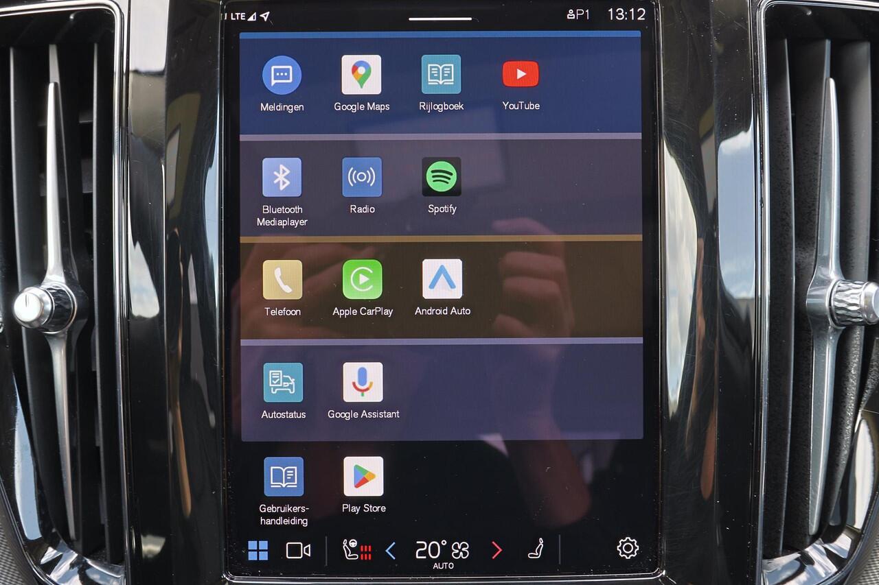 Volvo XC60 T6 Recharge AWD Plus Dark - Panorama/schuifdak - IntelliSafe Assist & Surround - 360º Camera - Harman/Kardon audio - Adaptieve LED koplampen - Verwarmde voorstoelen, stuur & achterbank - Parkeersensoren voor & achter - Elektr. bedienb. voorstoelen met geh