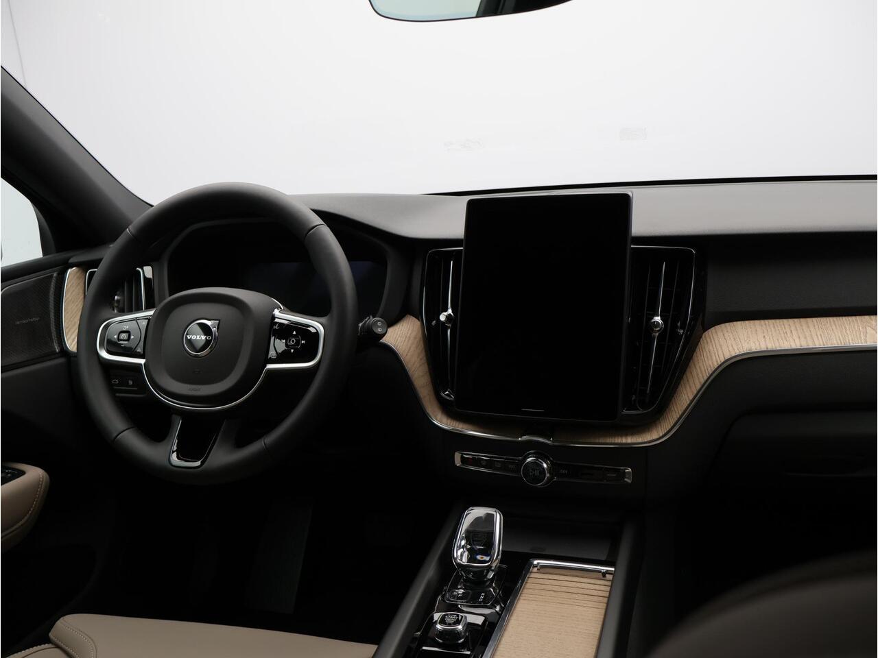 Volvo XC60 2.0 T6 Plug-in hybrid AWD Plus Dark / Panoramadak / Head-up Display / 360 Camera / Harman kardon / Elektrische Stoelen / Getint Glas / Stoel+Stuurverwarming /