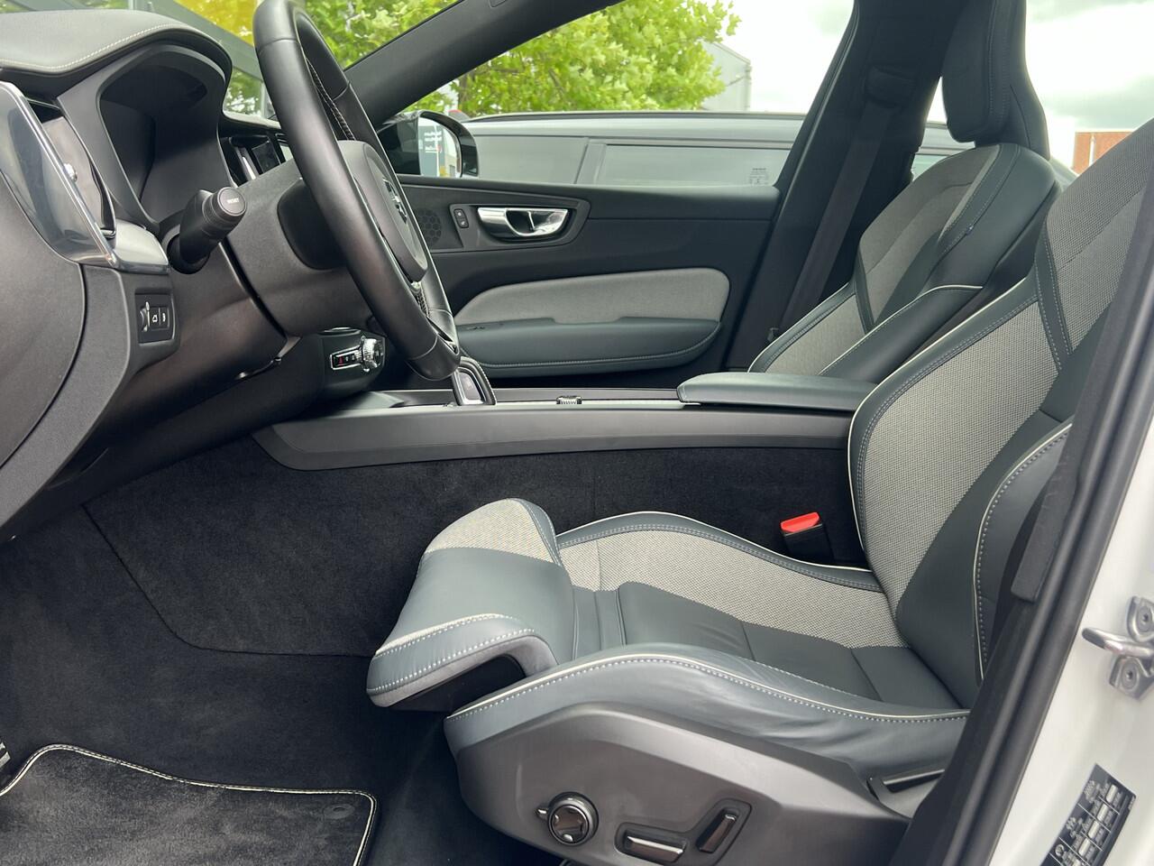 Volvo XC60 2.0 T8 Recharge 392 pk AWD R-Design Navigatie Panoramadak Luchtvering Camera Head Up Display Leder Dashboard Carplay Elek. Stoel 19 Inch Velgen Stoelverwarming Standkachel Getint Glas On Call 1e Eigenaar Plug In Hybride 1e Eigenaar Netjes ! BTW auto