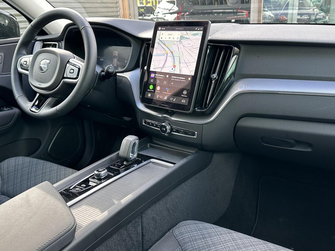 Volvo XC60 2.0 T6 Plug-in hybrid AWD Essential / Park assist achter + voor / Stuur + stoelen verwarmd / Adaptive cruise / Carplay /