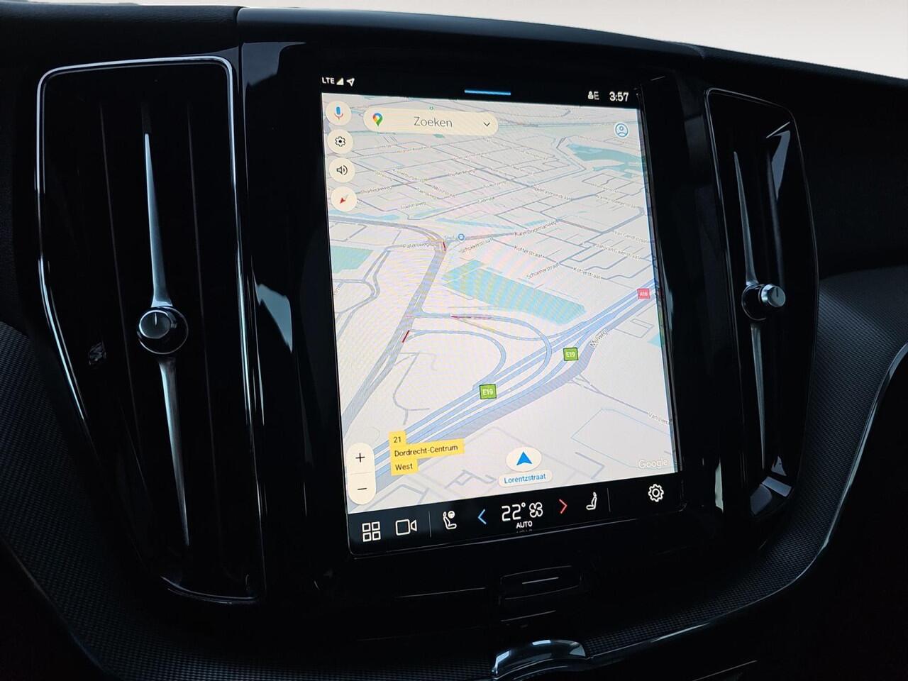 Volvo XC60 2.0 T6 Plug-in hybrid AWD Plus Dark | Trekhaak | 360 graden camera | Stoelverwarming | Panoramadak |