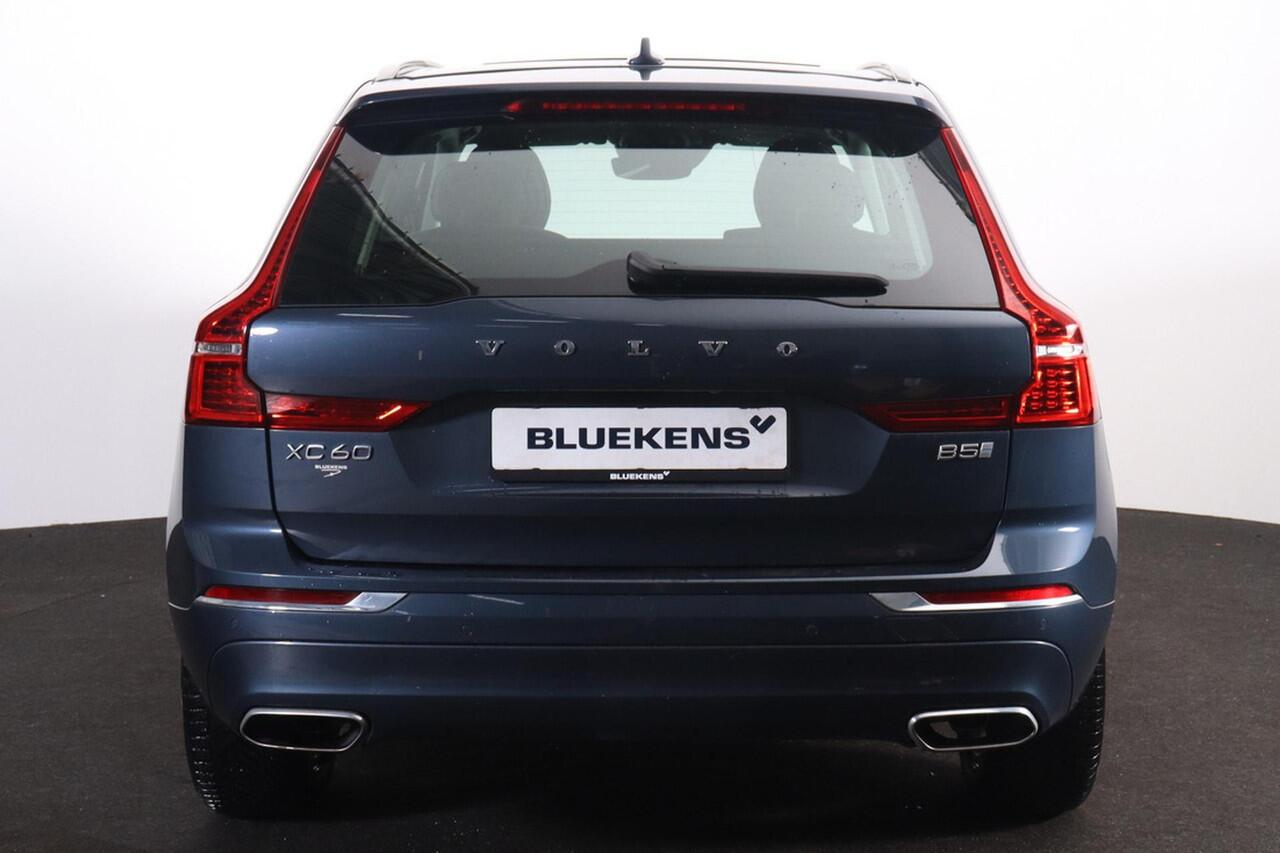 Volvo XC60 B5 Inscription - Panorama/schuifdak - IntelliSafe Assist & Surround - Parkeercamera achter - Verwarmde voorstoelen - Parkeersensoren voor & achter - Elektr. bedienb. bestuurdersstoel met geheugen - Head up display - Elektr. inklapbare trekhaak - 19' LMV