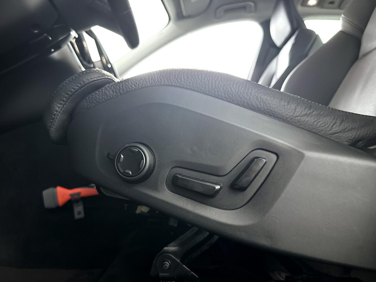 Volvo XC60 T6 Plug-in hybrid AWD Plus Dark | Panoramadak | 360° camera | Stoel- en Stuurverwarming | Trekhaak