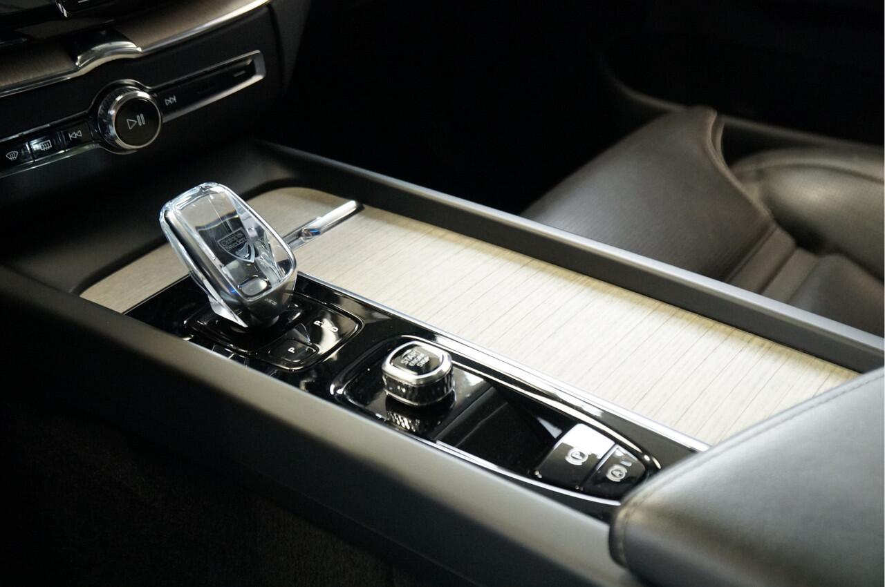 Volvo XC60 2.0 T8 AWD 287kW/390pk Aut8 Plug-In Hybrid Ultimate Bright LUCHTVERING + BOWERS&WILKINS + PANORAMADAK + STOELMASSAGE + STANDKACHEL + + PILOT ASSIST + ADAPT.CRUISE + STOELVERWARMING&-VENTILATIE + 360 CAMERA + STUURVERWARMING + PARKSENSOREN + 22" LM-VELGEN!