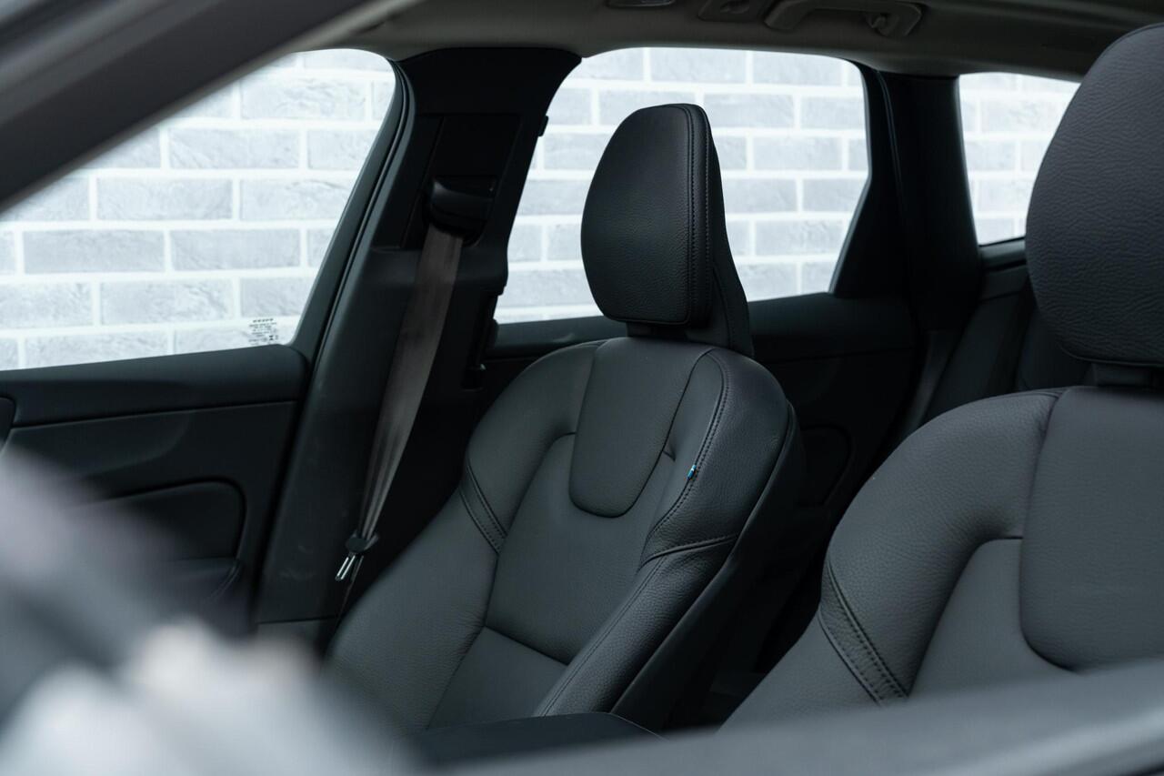 Volvo XC60 T6 Plug-in hybrid AWD Plus Dark | Long Range | Trekhaak | BLIS | Adaptive cruis-control | Panoramadak | 360° camera | Verw. stoele V+A | Leder