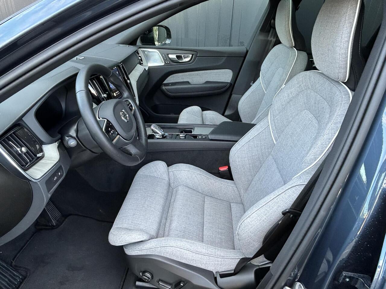 Volvo XC60 2.0 T6 Plug-in hybrid AWD Ultra Dark Panorama dak / B&W Audio / 360 camera / Tailored Wool bekleding / Geint. zitting verhogers achterbank / Elektr. stoelverstelling / Trekhaak