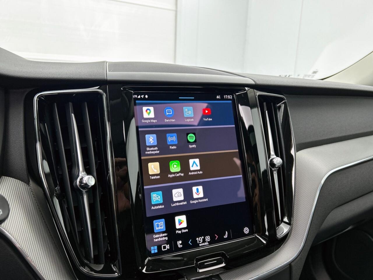 Volvo XC60 2.0 T6 Dark | Pano | trekhaak | Memory Seats | BLIS |