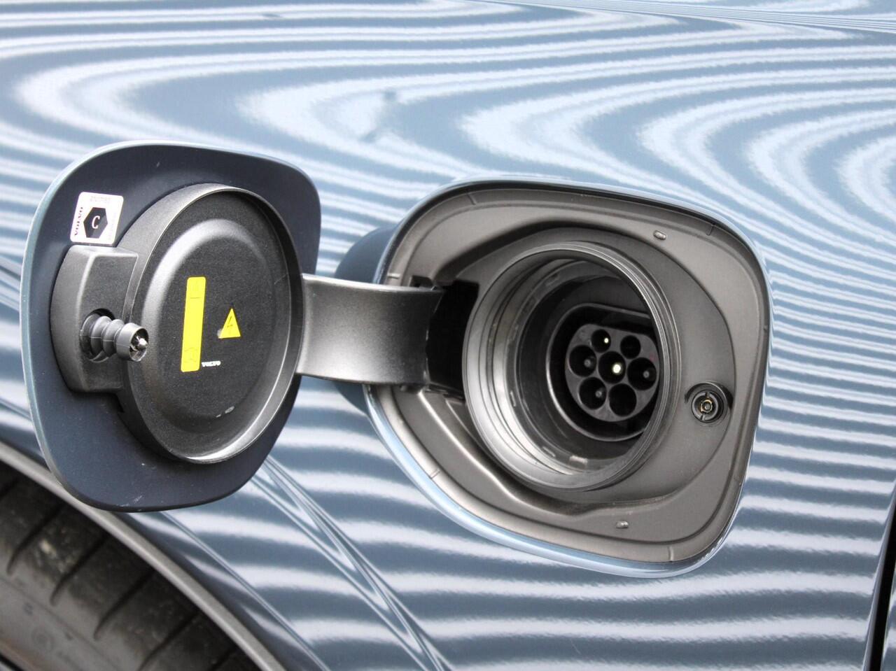 Volvo XC60 2.0 T6 Plug-in hybrid AWD Ultra Dark Automaat / Panoramadak / Head-up display / Trekhaak