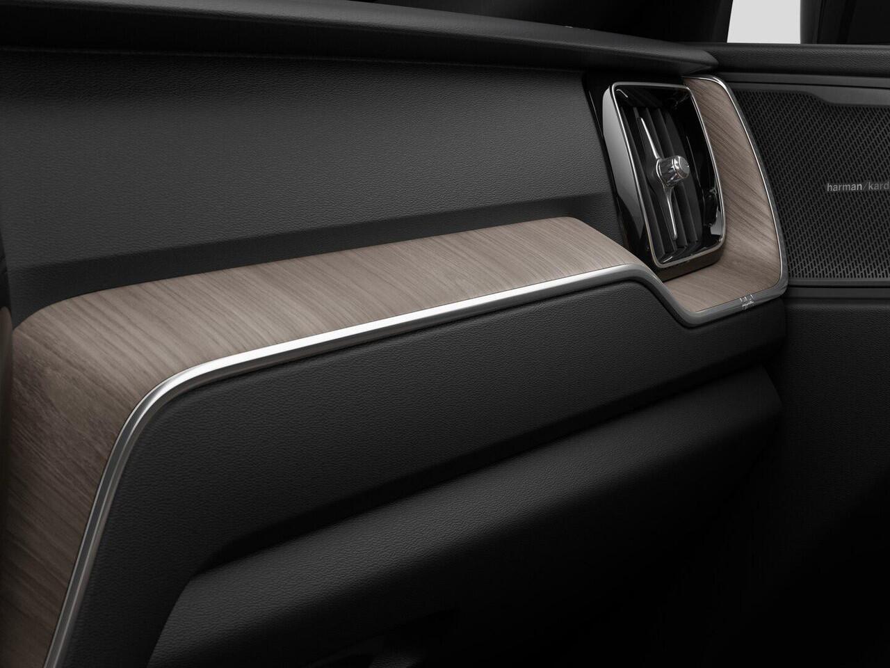 Volvo XC60 2.0 T6 Plug-in hybrid AWD Plus Dark 360 Camera / Head-up display / Harman Kardon audio / Panorama dak / stoel- en stuurverwarming / leer