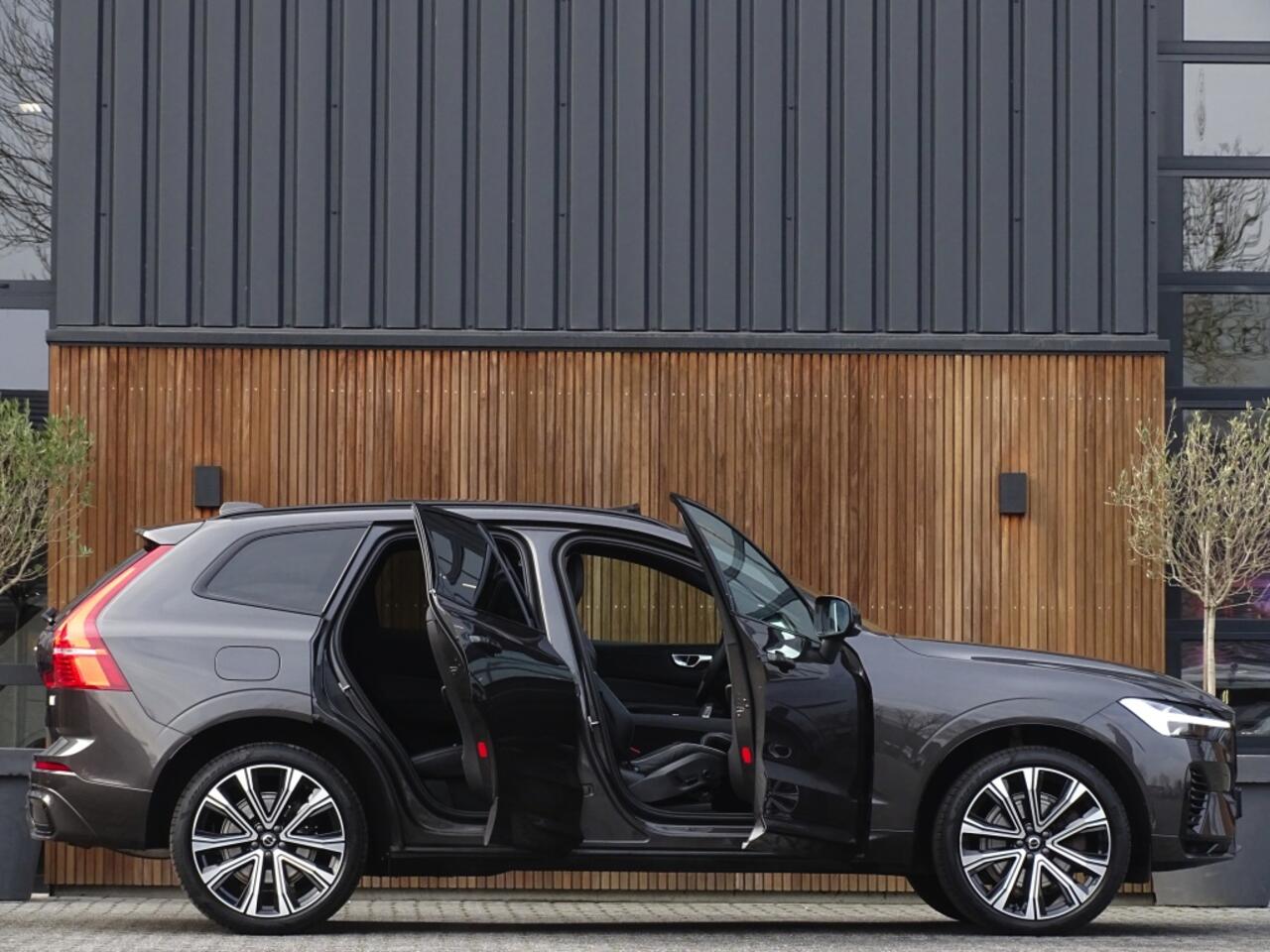 Volvo XC60 T6 341K AWD Recharge Plug-In Hybrid / R- Design / LED