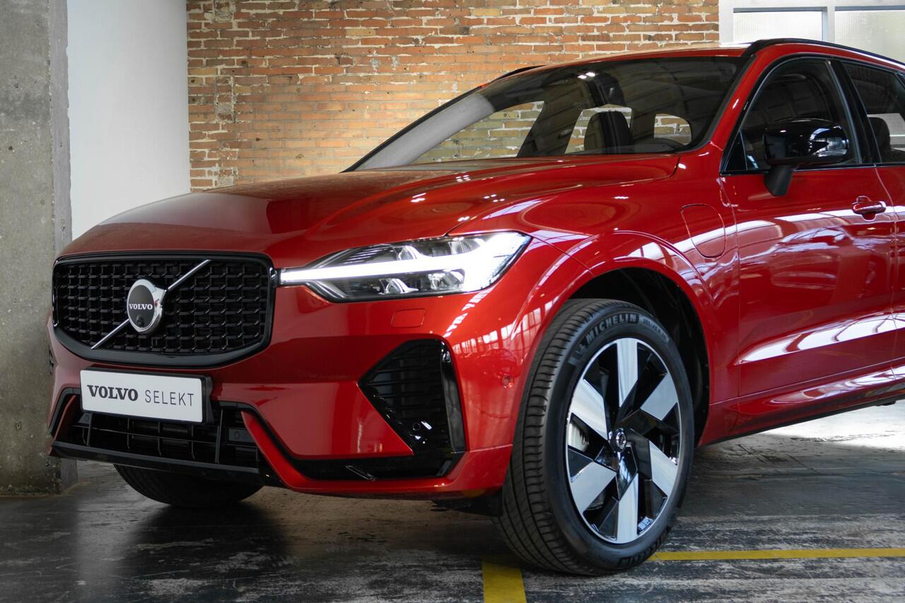 Volvo XC60 T6 Plug-in hybrid AWD Ultra Dark | Panoramadak | Semi Electrische Wegklapbar Trekhaak | 360° Parkeercamera | Stoelverwarming | Lederen Bekleding | Google Infotainment | Parkeersensoren voor + achter | Adaptive Cruise Control