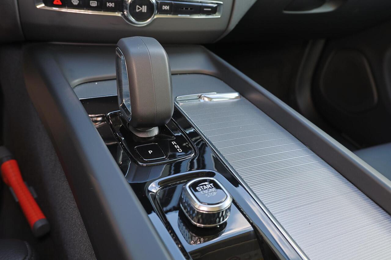 Volvo XC60 T6 Recharge AWD Ultra Dark - Panorama/schuifdak - IntelliSafe Assist & Surround - 360º Camera - Harman/Kardon audio - Adaptieve LED koplampen - Verwarmde voorstoelen, stuur & achterbank - Parkeersensoren voor & achter - Elektr. bedienb. voorstoelen met ge