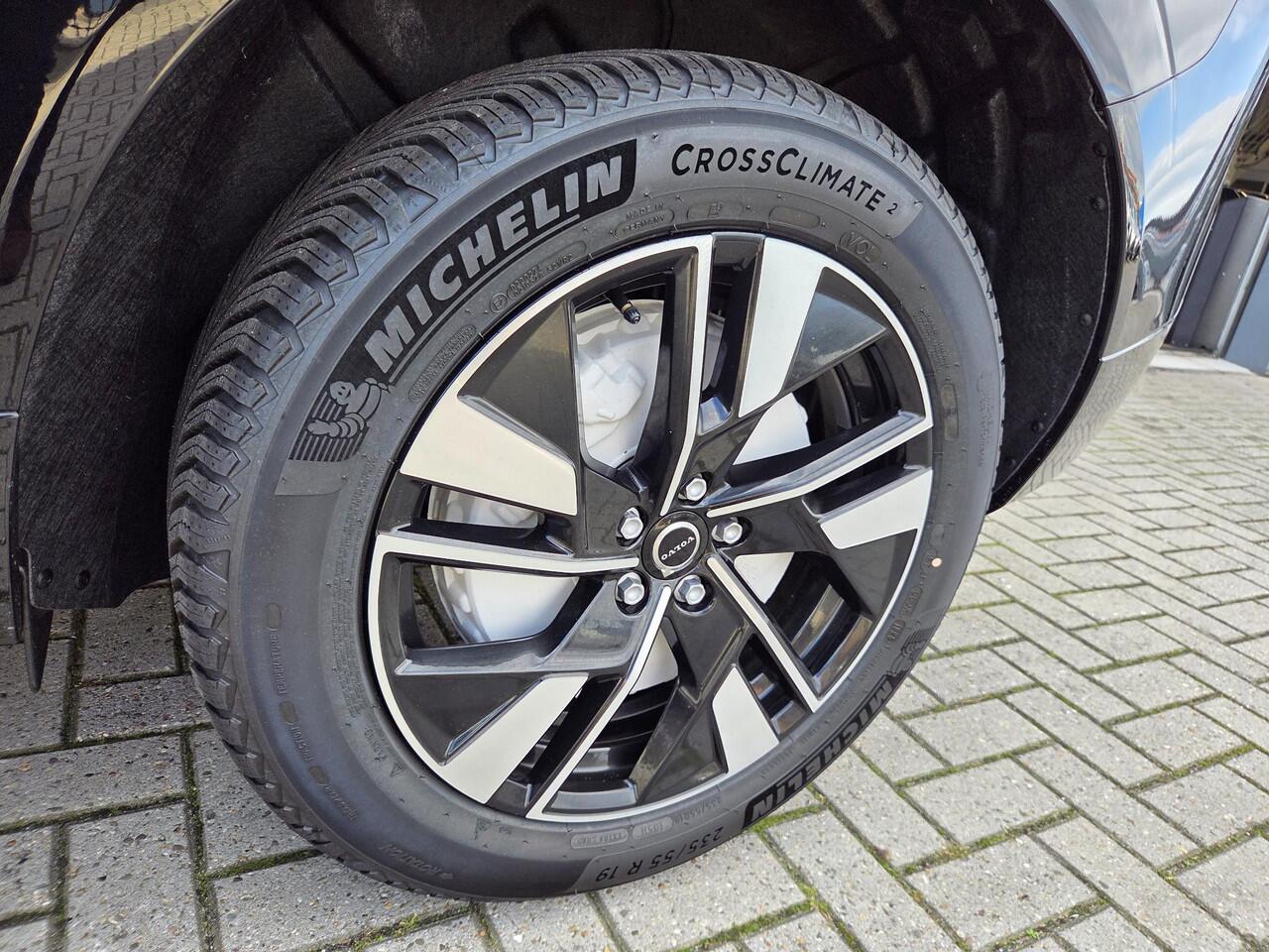 Volvo XC60 T6 Plug-in hybrid AWD Essential | Driver Assist | Climate line | Donker glas | Park assist V + A | 19 " | Nordico Microtech | All-season banden |