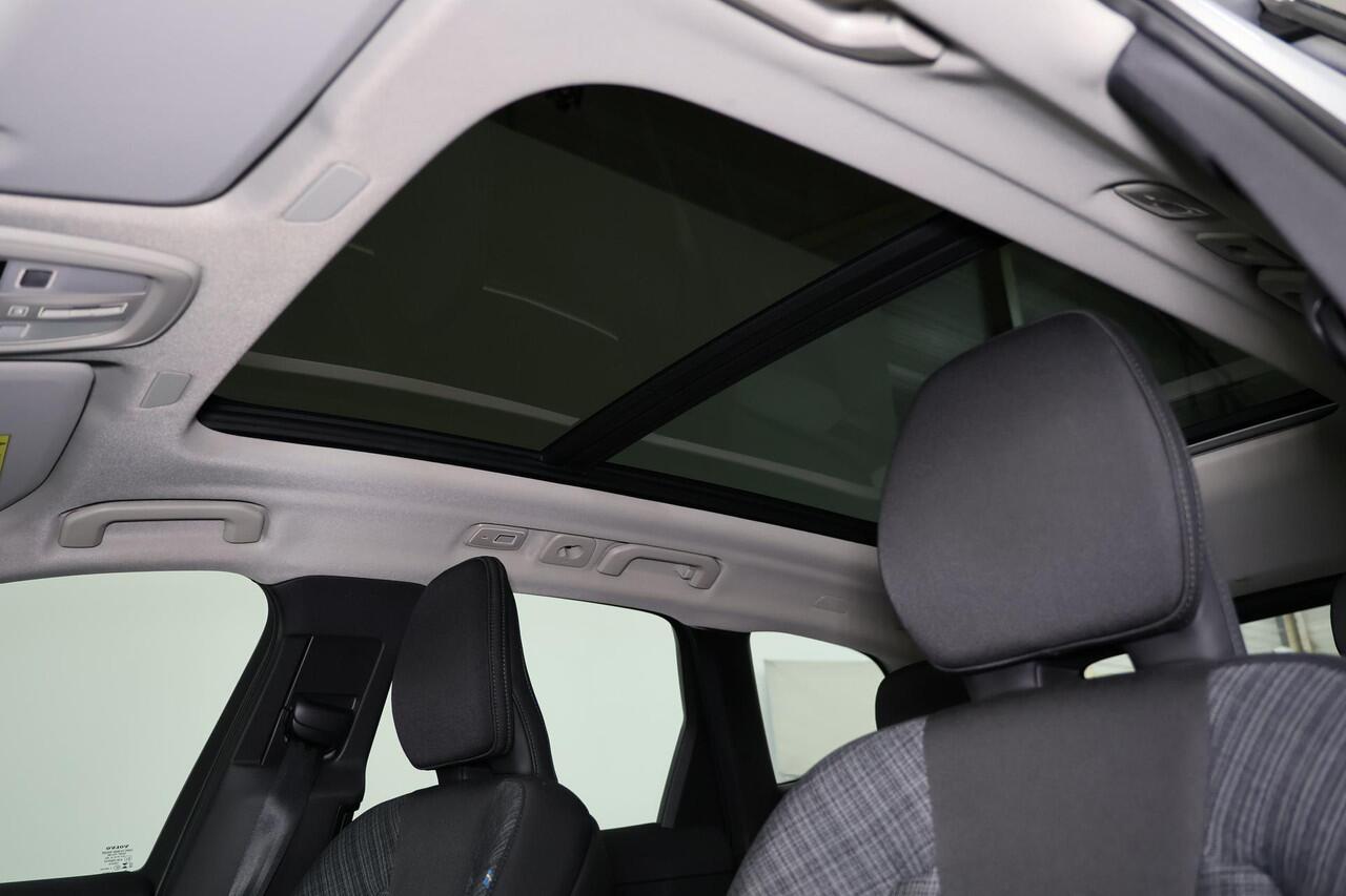 Volvo XC60 T6 Recharge AWD Core Bright - Panorama/schuifdak - IntelliSafe Assist & Surround - Parkeercamera achter - Verwarmde voorstoelen, stuur & achterbank - Parkeersensoren voor & achter - Draadloze tel. lader - 18' LMV