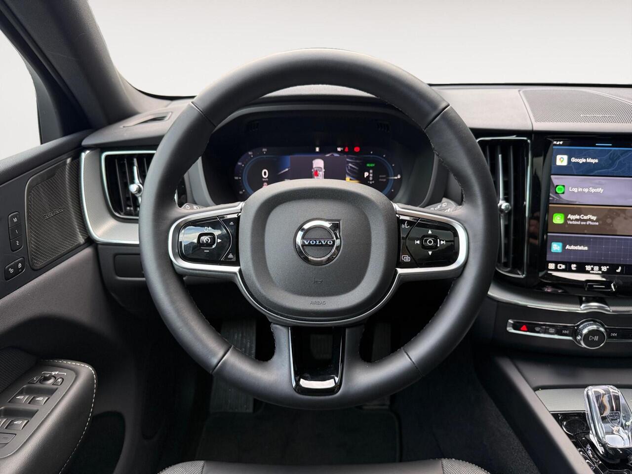 Volvo XC60 2.0 T6 Plug-in hybrid AWD Plus Dark | Luchtvering | Harman/Kardon Audio | Extra getint glas | Sportstoelen |